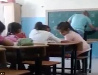 Σάλος στην Τουρκία: Δάσκαλος χαστούκισε μαθητή εξαιτίας ενός... λάθους στον πίνακα (βίντεο)